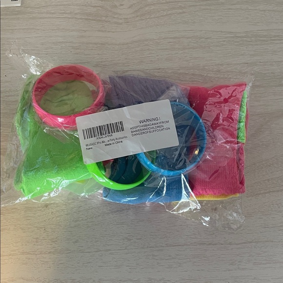 Socks and Triangle Earrings and bracelets. L - Picture 4 of 6